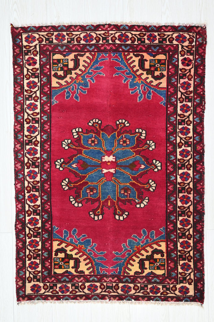 red Accent rug 2' 5" x 3' 5"