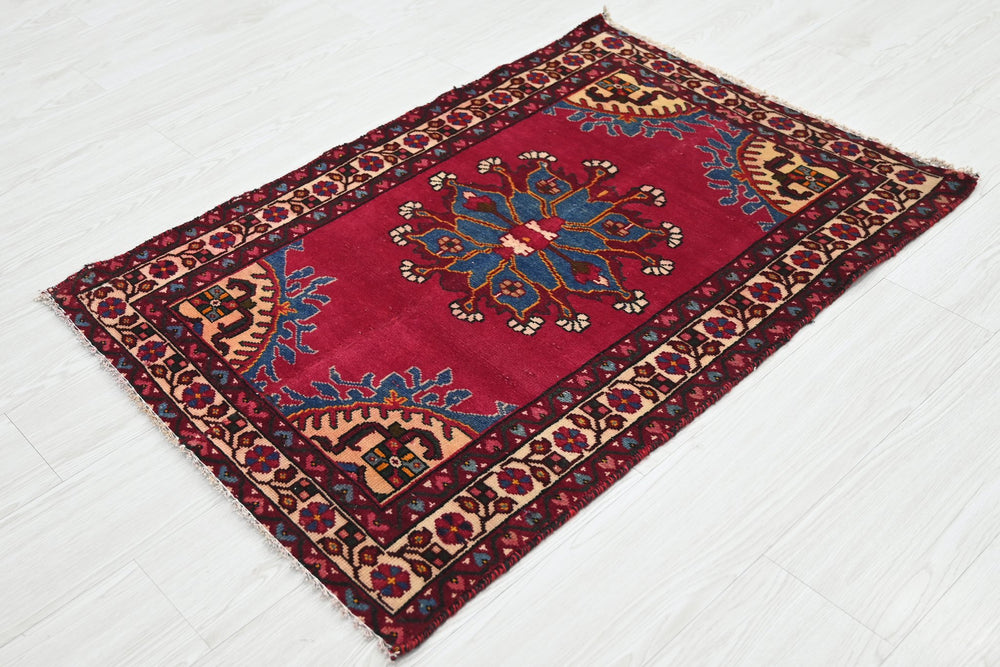 red Accent rug 2' 5" x 3' 5"