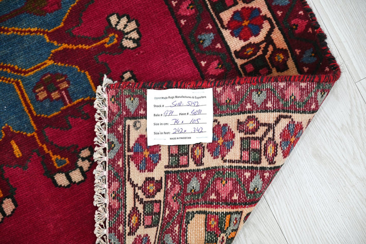 red Accent rug 2' 5" x 3' 5"