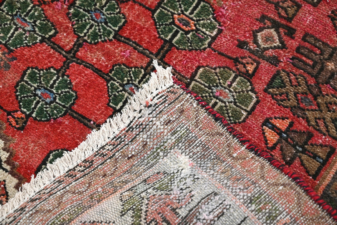 red Accent rug 2' 0" x 3' 9"