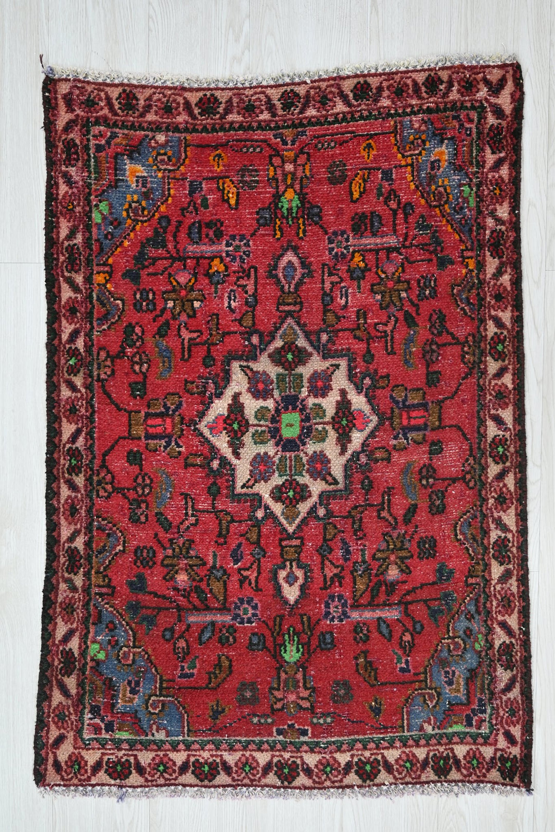 red Accent rug 2' 5" x 3' 5"