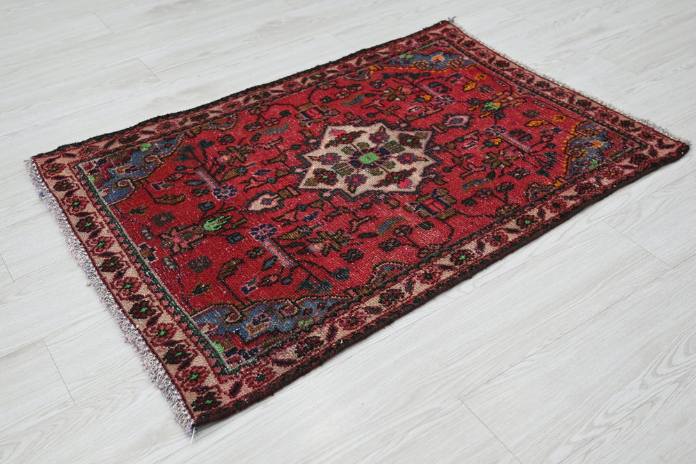red Accent rug 2' 5" x 3' 5"