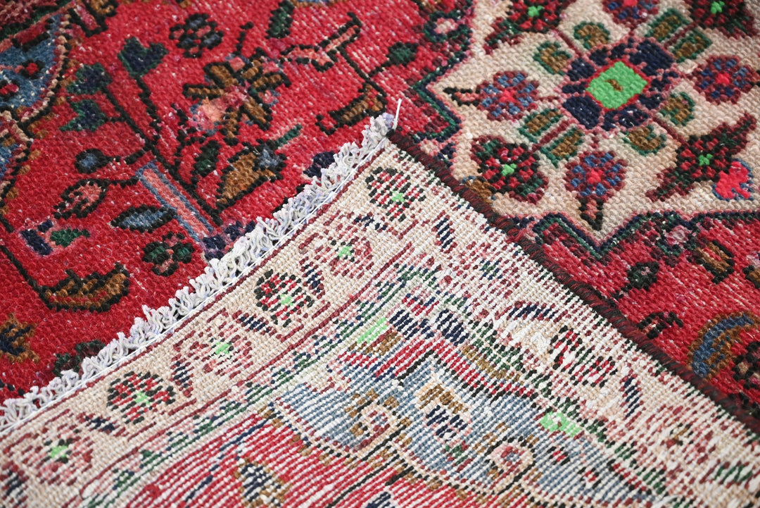 red Accent rug 2' 5" x 3' 5"