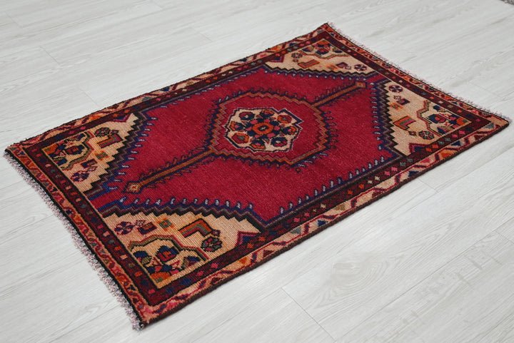 red Accent rug 2' 3" x 3' 5"