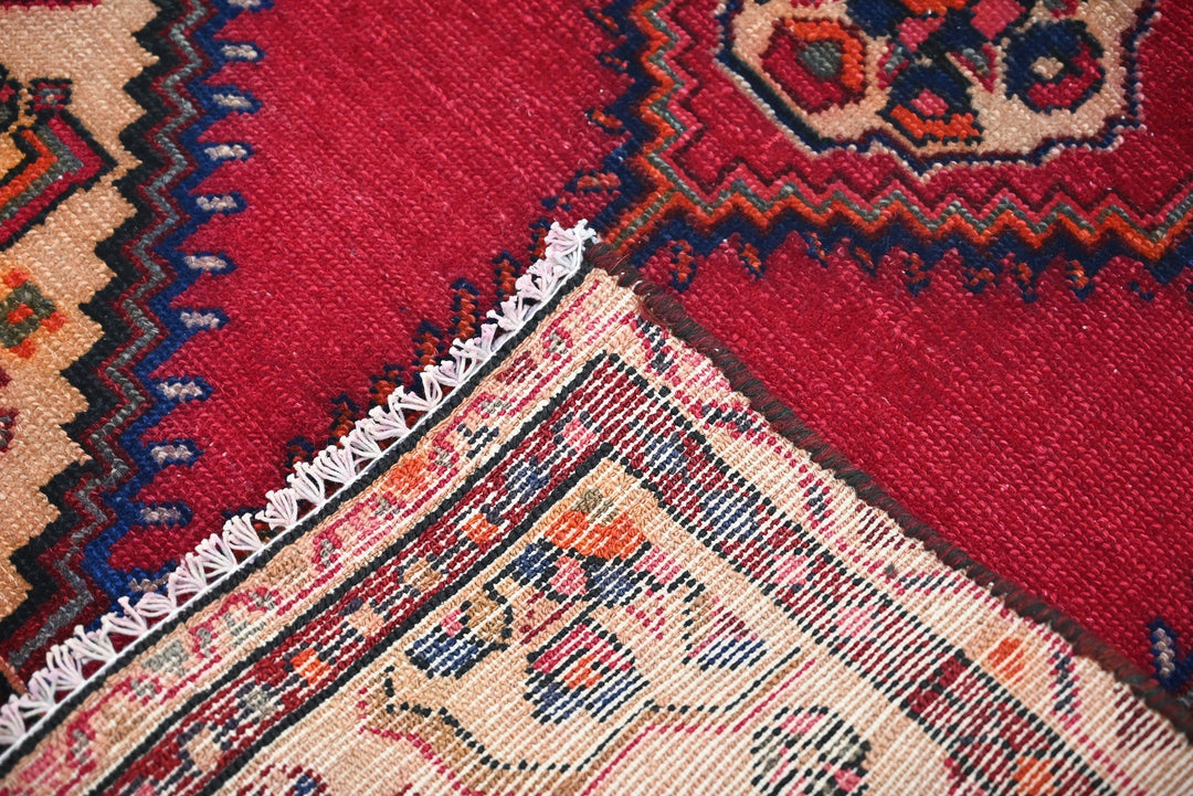 red Accent rug 2' 3" x 3' 5"
