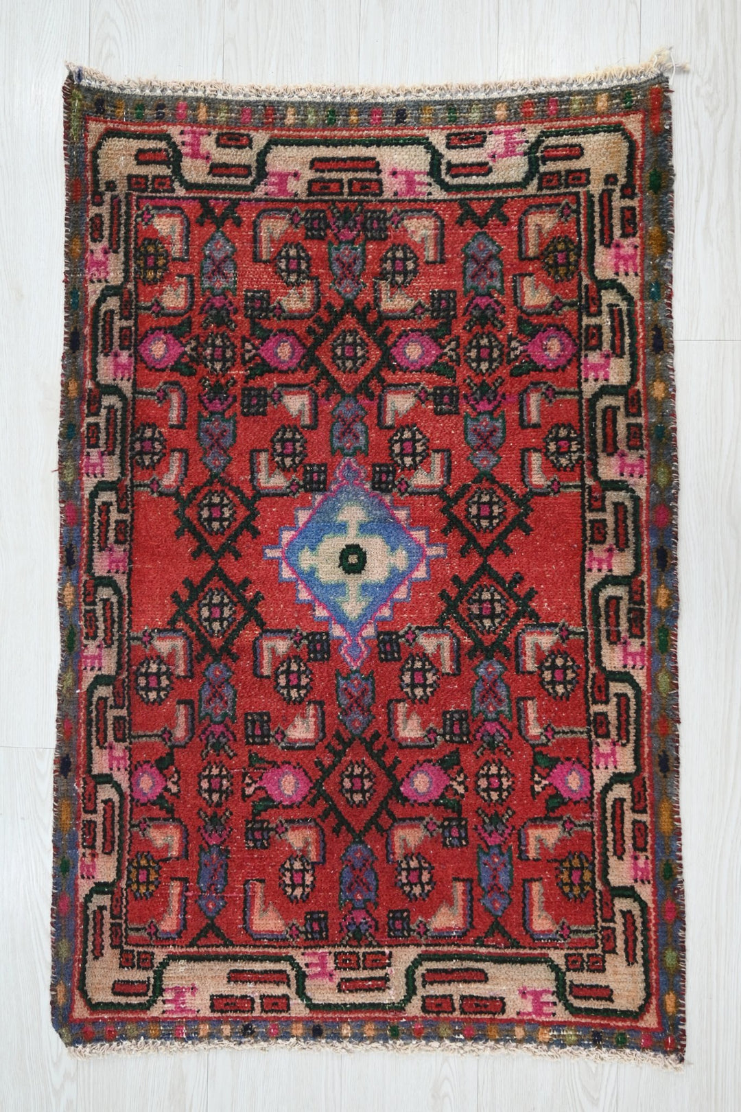 red Accent rug 2' 3" x 3' 4"