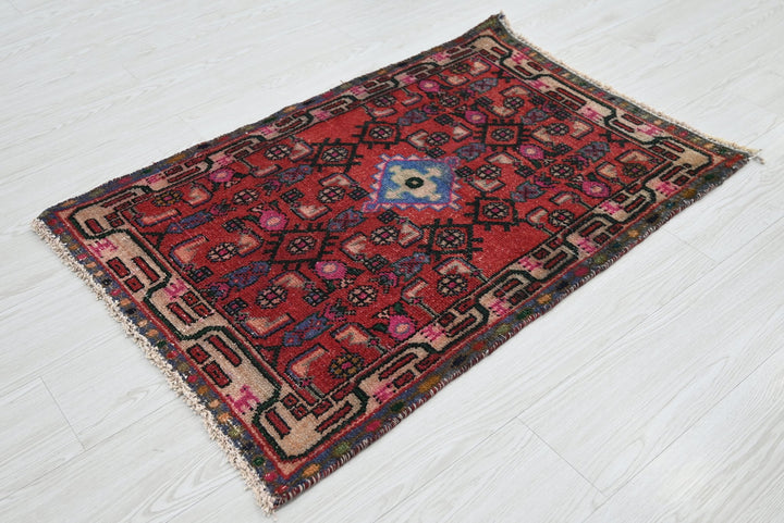 red Accent rug 2' 3" x 3' 4"