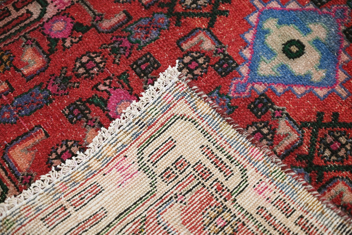 red Accent rug 2' 3" x 3' 4"
