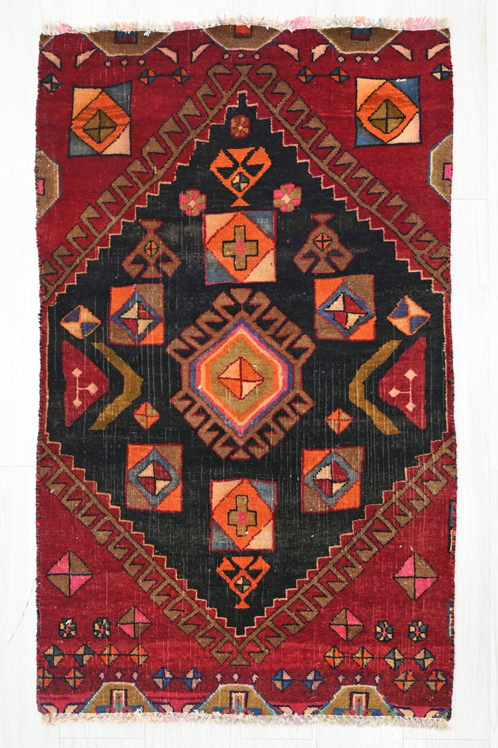 red Accent rug 2' 5" x 3' 9"