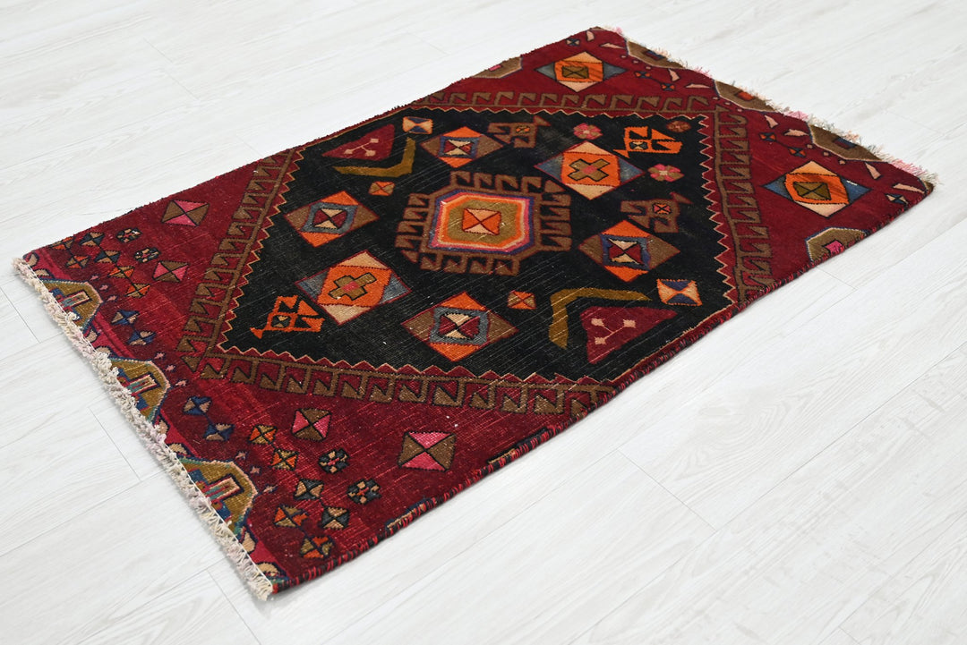 red Accent rug 2' 5" x 3' 9"