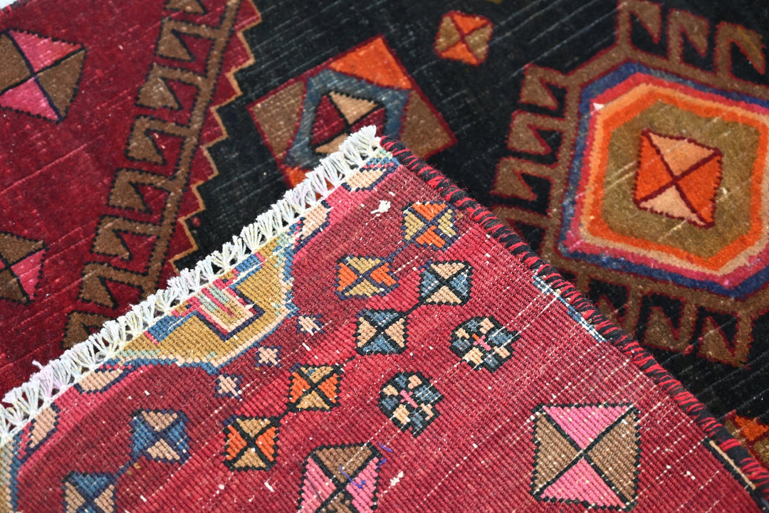 red Accent rug 2' 5" x 3' 9"