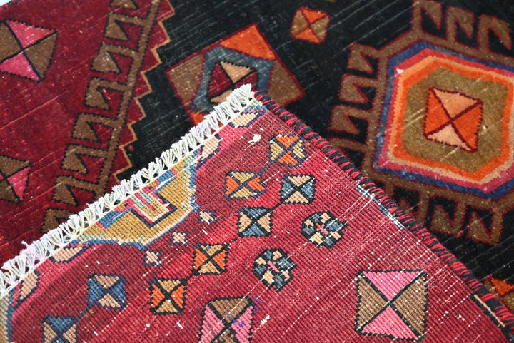 red Accent rug 2' 5" x 3' 9"