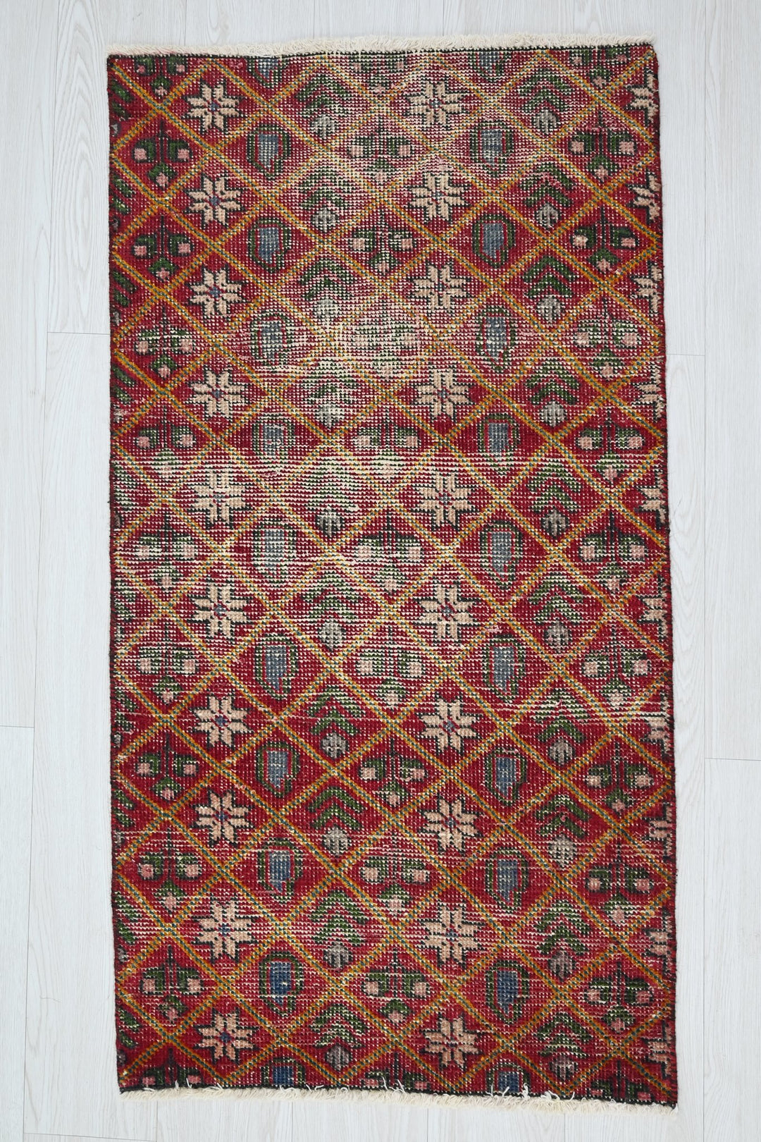 red Accent rug 2' 1" x 3' 10"
