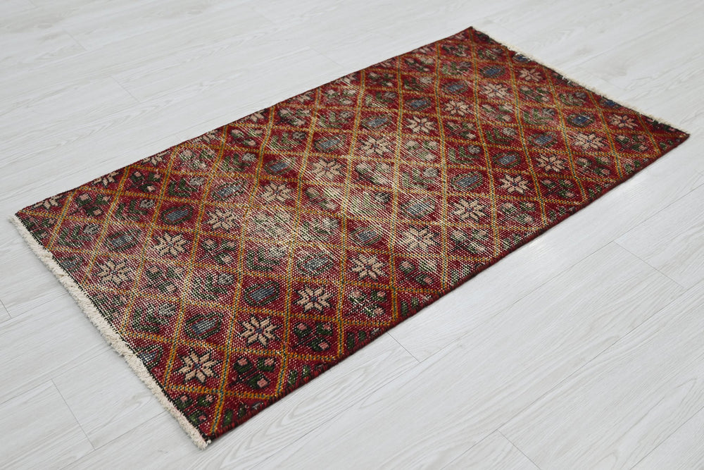 red Accent rug 2' 1" x 3' 10"