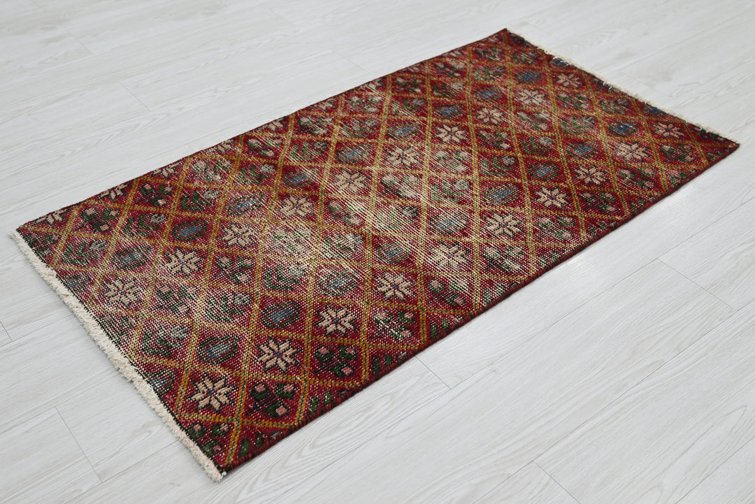 red Accent rug 2' 1" x 3' 10"