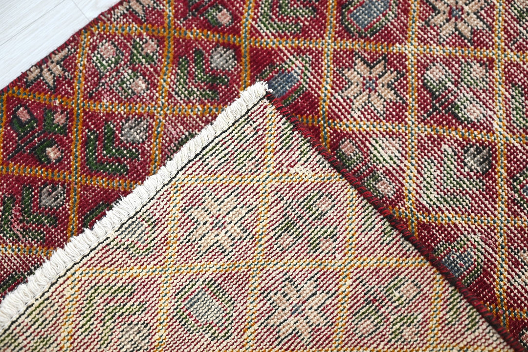 red Accent rug 2' 1" x 3' 10"