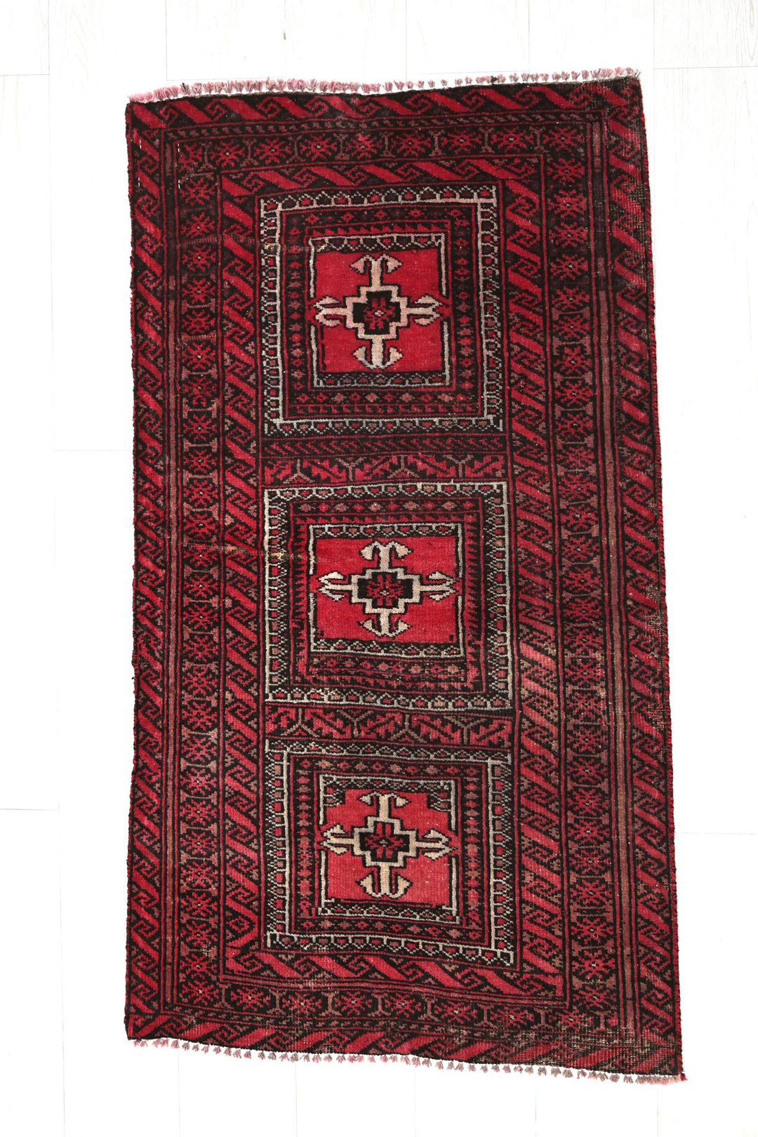 red Accent rug 2' 2" x 3' 9"