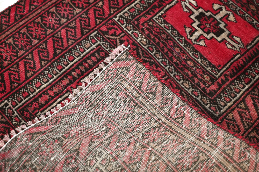 red Accent rug 2' 2" x 3' 9"