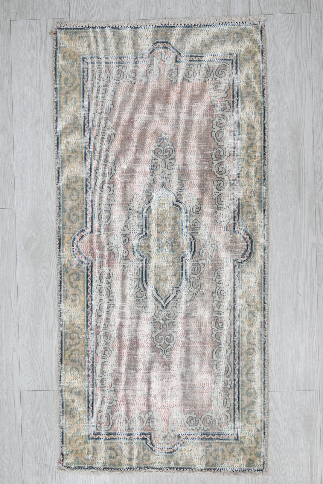pink Accent rug 1' 8" x 3' 6"