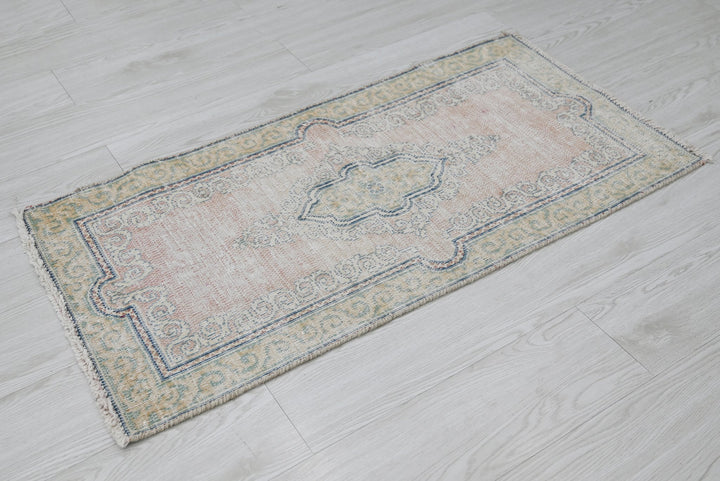 pink Accent rug 1' 8" x 3' 6"
