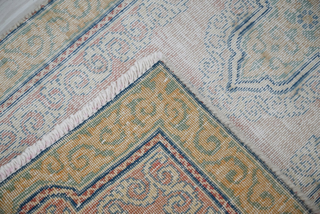 pink Accent rug 1' 8" x 3' 6"