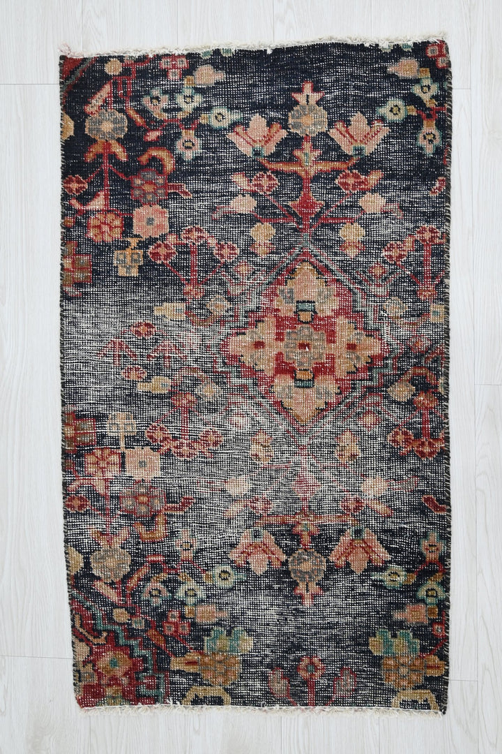 black Accent rug 2' 0" x 3' 4"