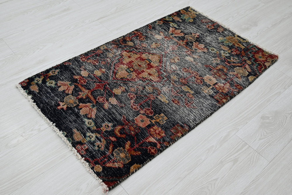 black Accent rug 2' 0" x 3' 4"