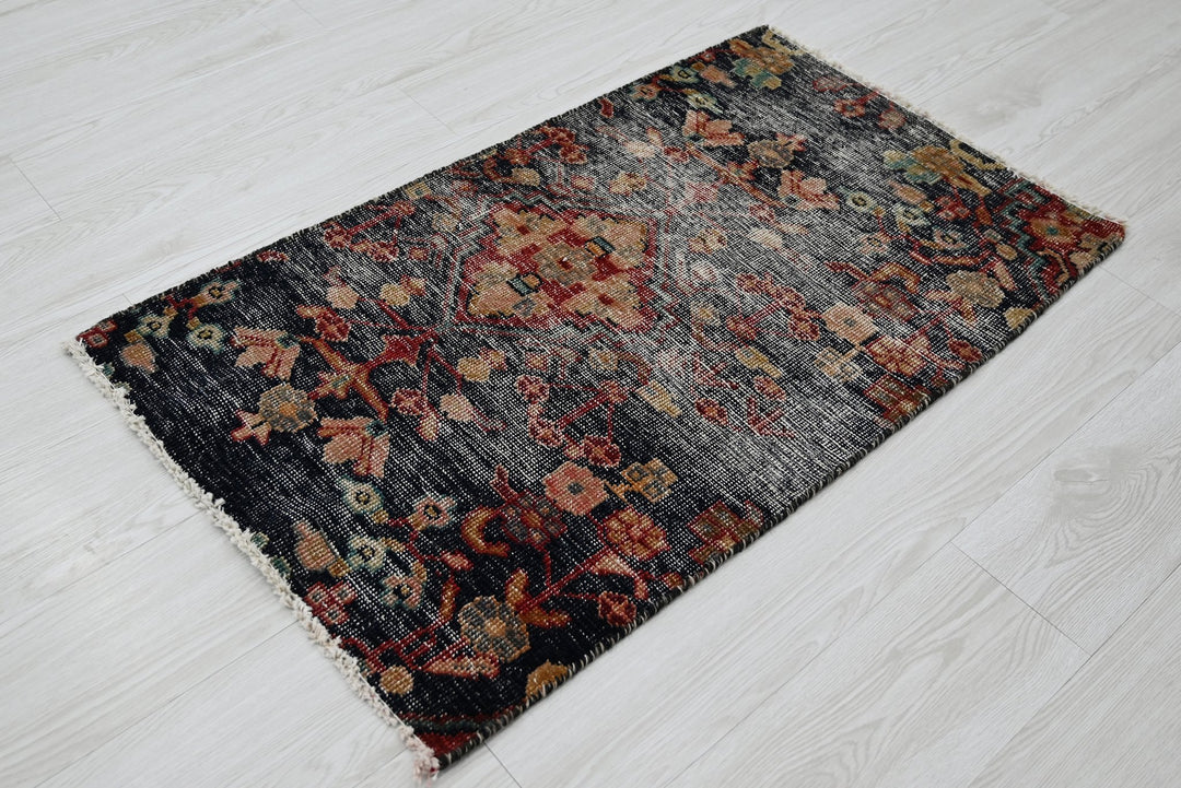 black Accent rug 2' 0" x 3' 4"
