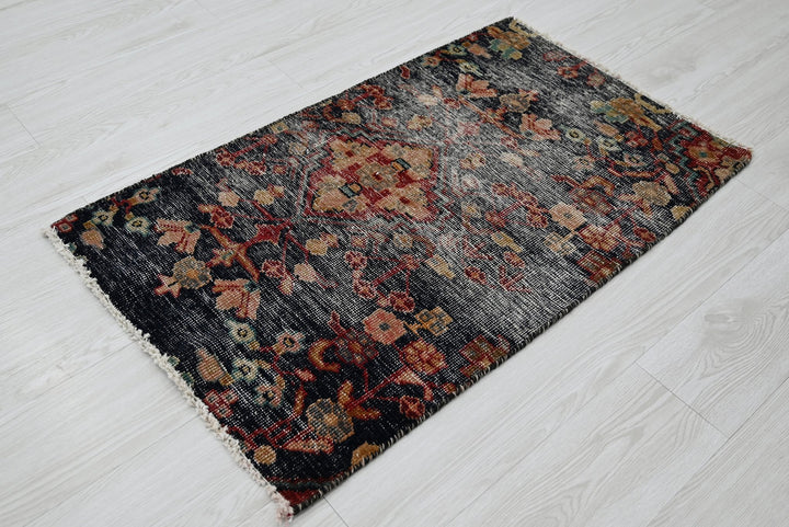 black Accent rug 2' 0" x 3' 4"