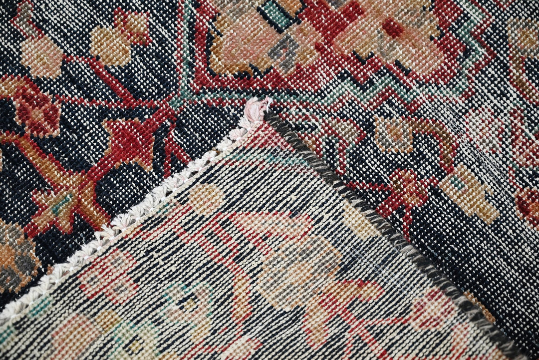 black Accent rug 2' 0" x 3' 4"