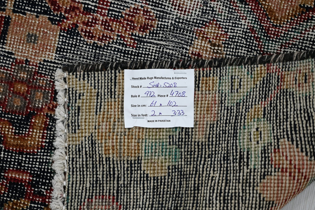 black Accent rug 2' 0" x 3' 4"
