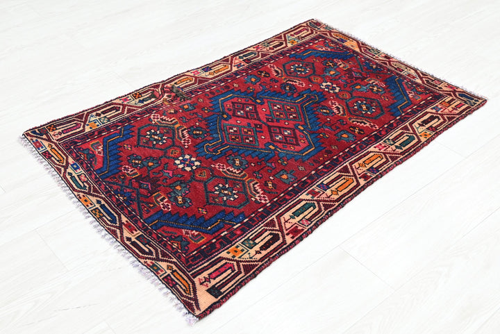 red Accent rug 2' 2" x 3' 5"