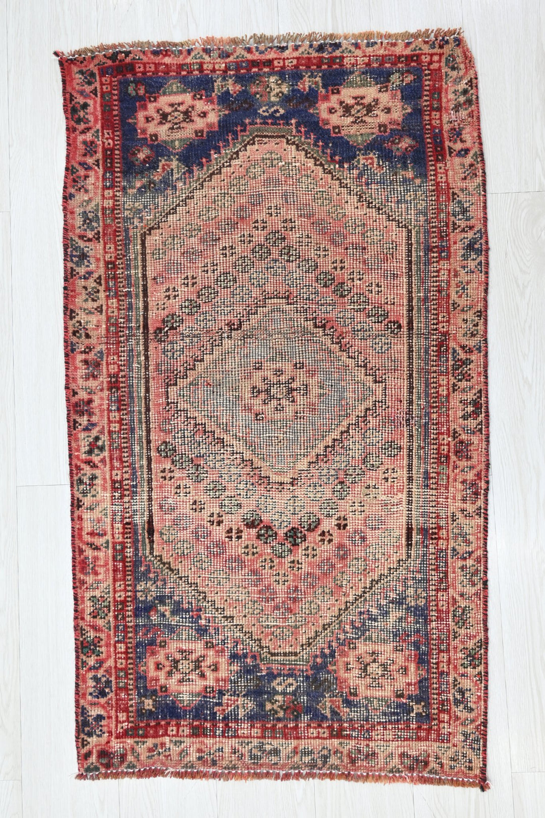 pink Accent rug 2' 2" x 3' 10"
