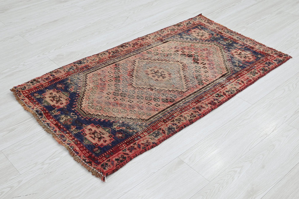 pink Accent rug 2' 2" x 3' 10"