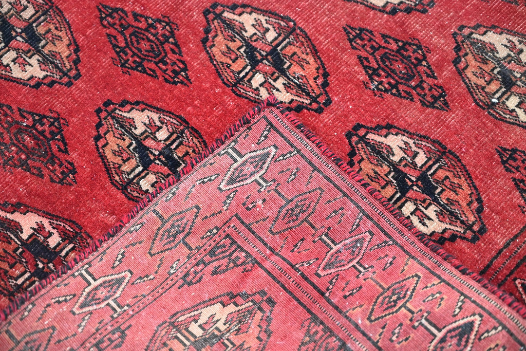red Accent rug 2' 9" x 3' 5"