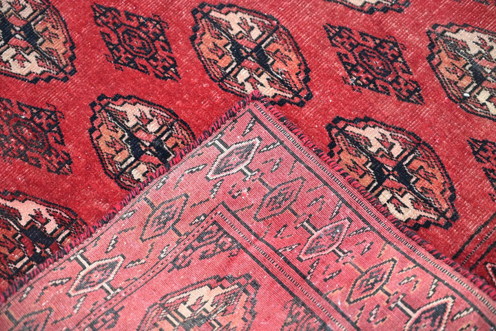 red Accent rug 2' 9" x 3' 5"