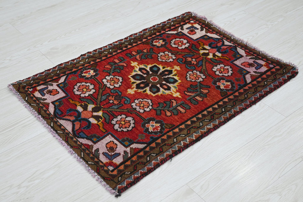 red Accent rug 2' 1" x 2' 10"