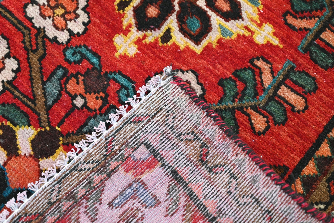 red Accent rug 2' 1" x 2' 10"