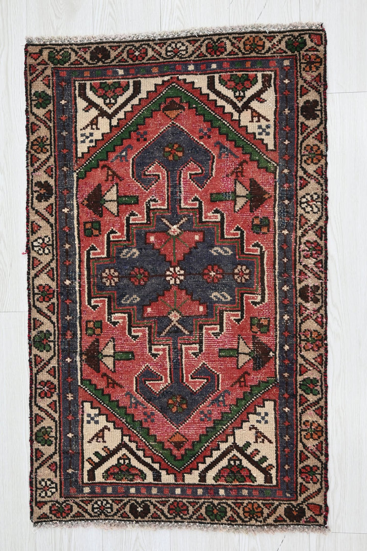 red Accent rug 2' 2" x 3' 4"