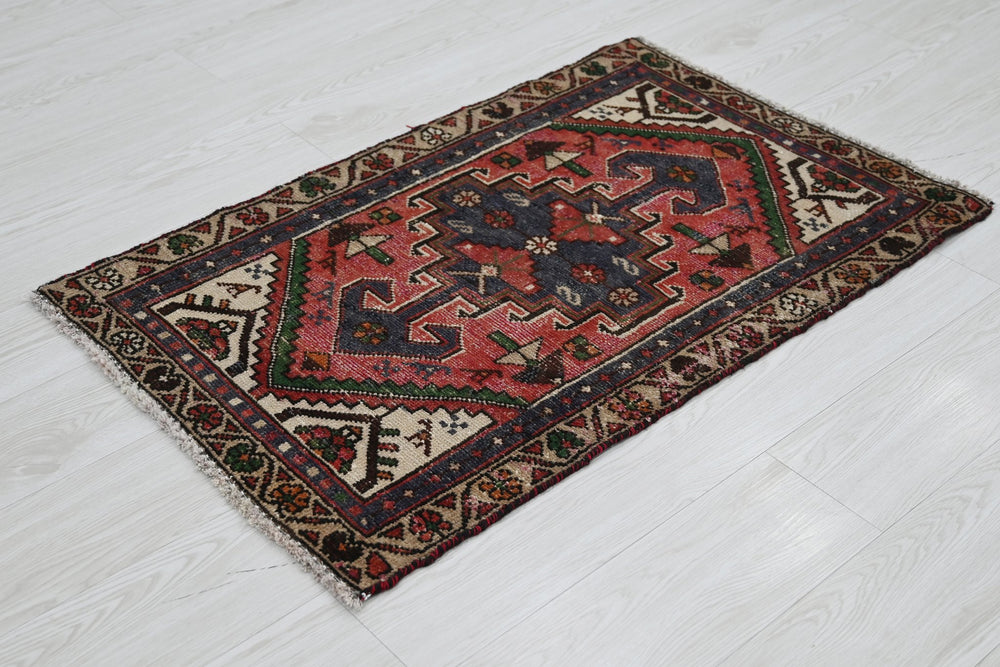 red Accent rug 2' 2" x 3' 4"