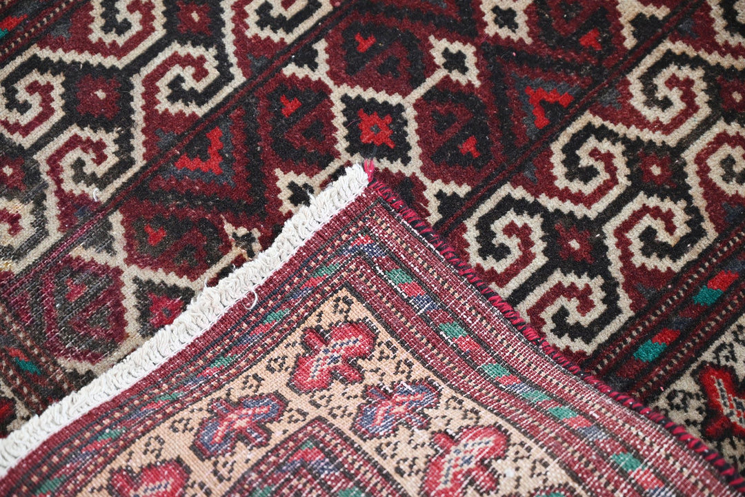 red Accent rug 2' 6" x 3' 6"