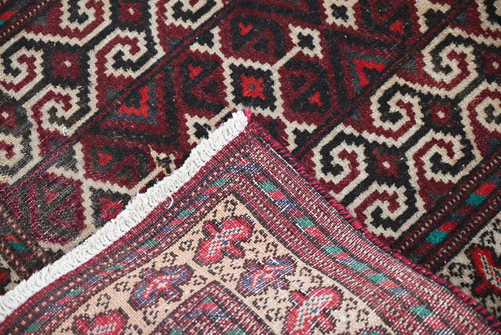 red Accent rug 2' 6" x 3' 6"
