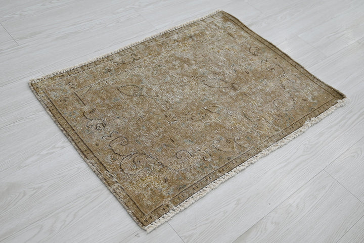 brown Accent rug 1' 11" x 2' 9"