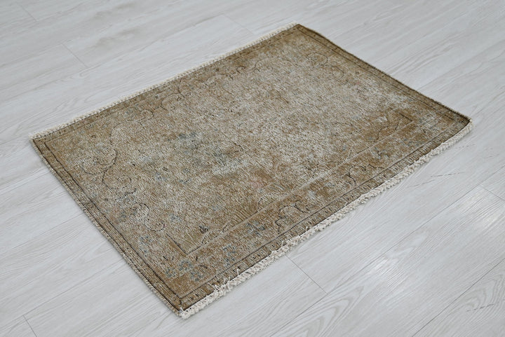 brown Accent rug 1' 10" x 2' 9"
