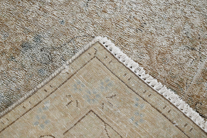 brown Accent rug 1' 10" x 2' 9"