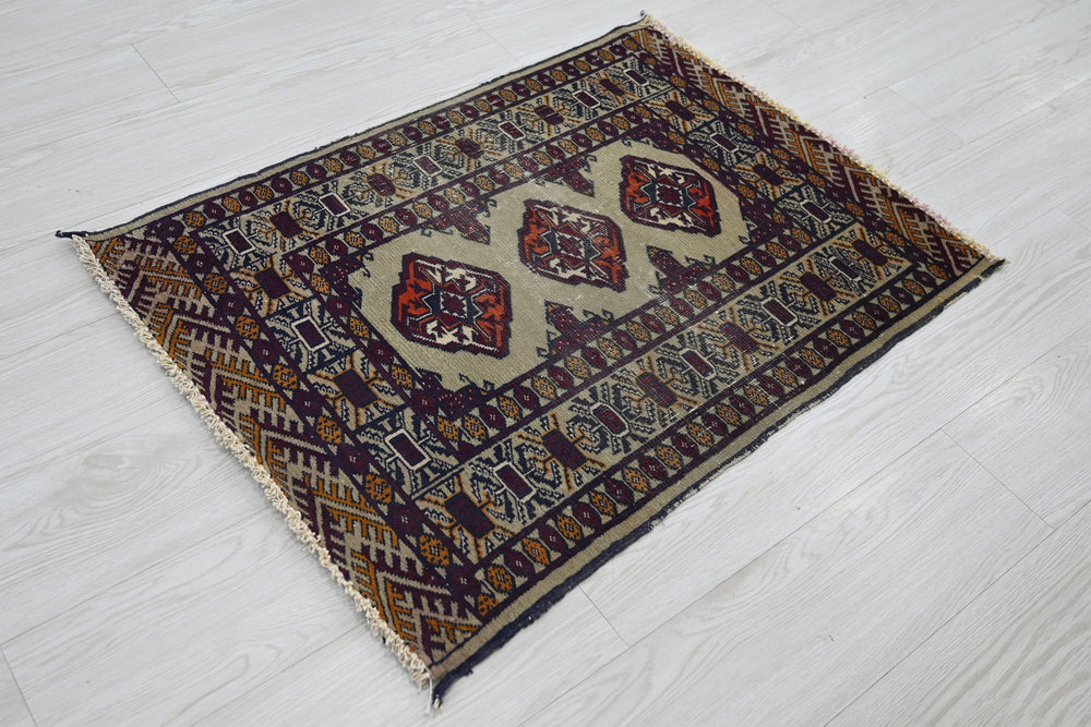 brown Accent rug 2' 1" x 3' 0"