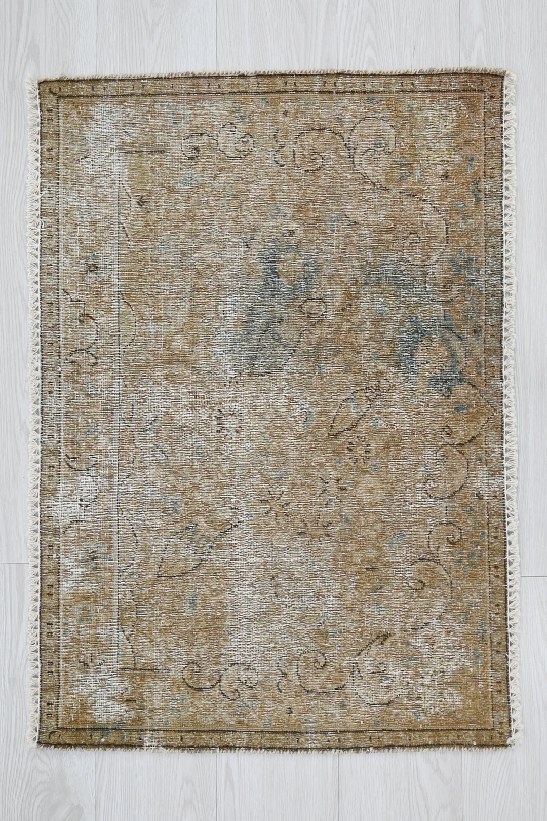 brown Accent rug 1' 11" x 2' 8"