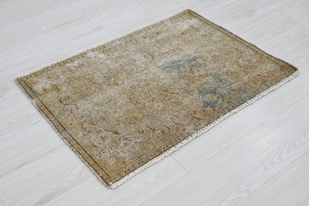 brown Accent rug 1' 11" x 2' 8"