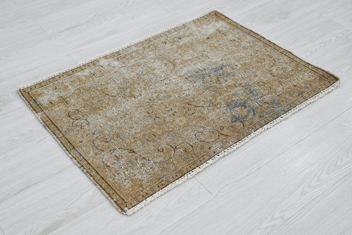 brown Accent rug 1' 11" x 2' 8"
