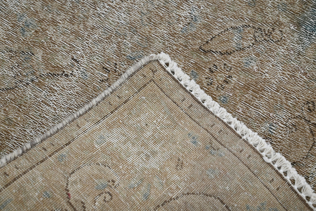 brown Accent rug 1' 11" x 2' 8"
